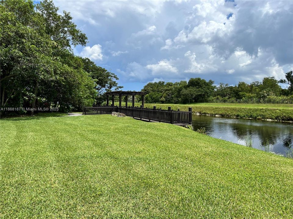 На продажу: $299,900 (2 спален, 2 ванн, 1285 Квадратных фут)