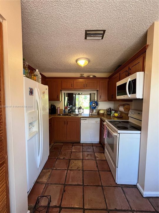 На продажу: $299,900 (2 спален, 2 ванн, 1285 Квадратных фут)