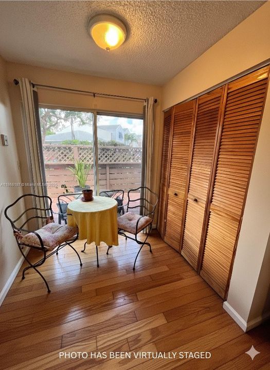 На продажу: $299,900 (2 спален, 2 ванн, 1285 Квадратных фут)