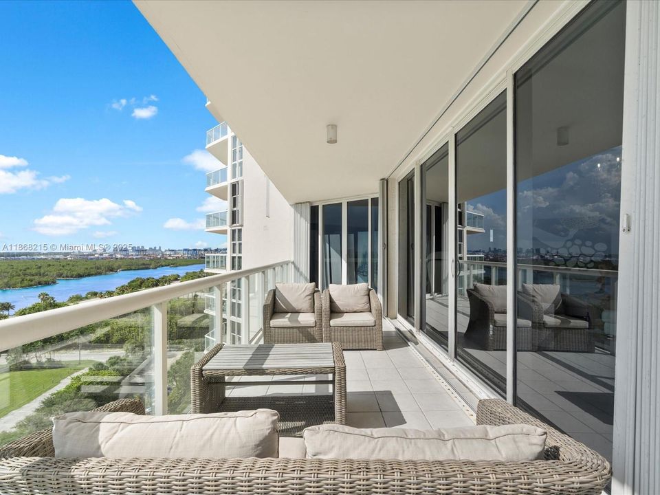 For Sale: $1,099,000 (2 beds, 2 baths, 1800 Square Feet)