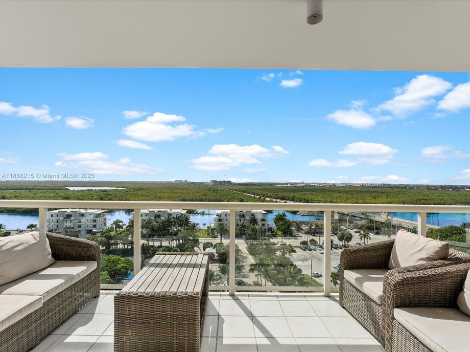 For Sale: $1,099,000 (2 beds, 2 baths, 1800 Square Feet)