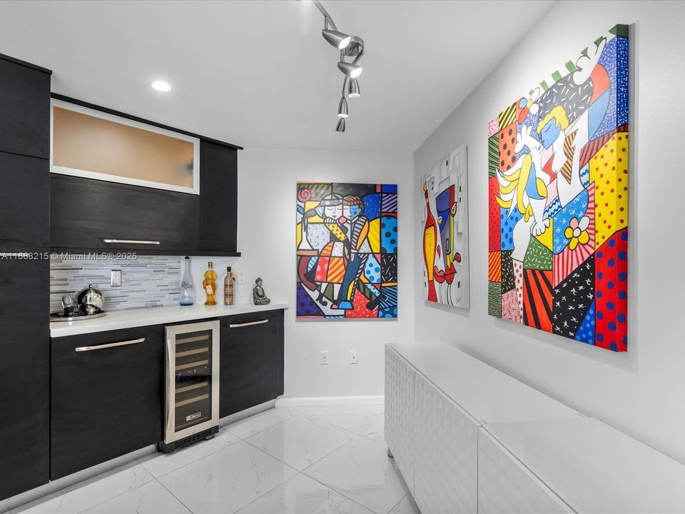 For Sale: $1,099,000 (2 beds, 2 baths, 1800 Square Feet)