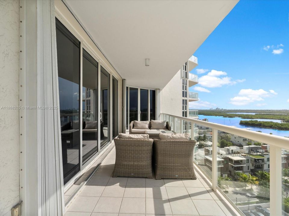 For Sale: $1,099,000 (2 beds, 2 baths, 1800 Square Feet)