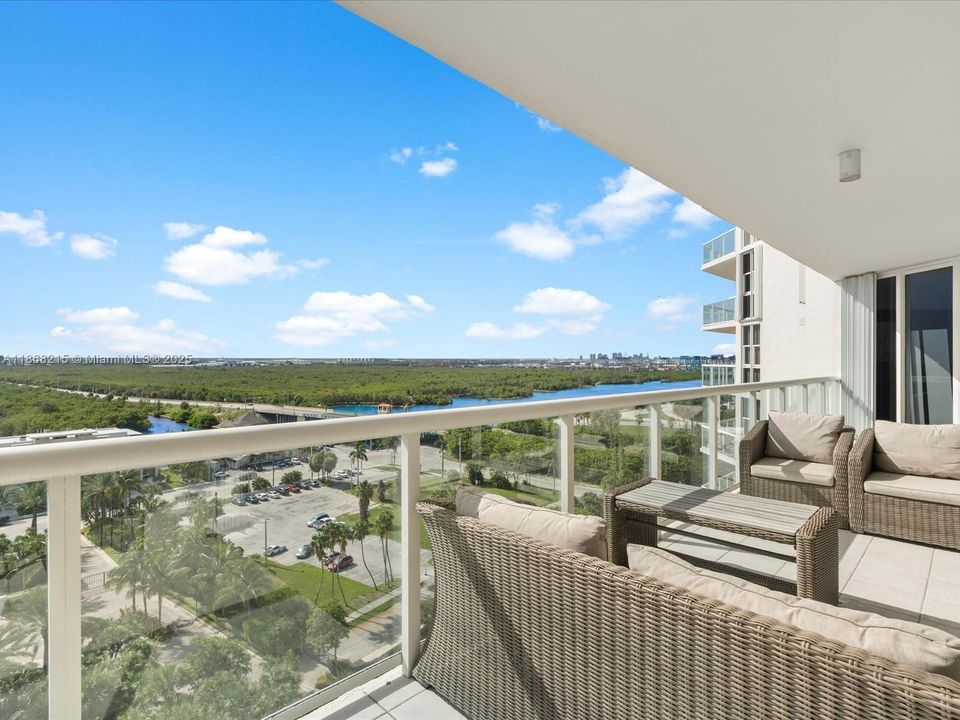 For Sale: $1,099,000 (2 beds, 2 baths, 1800 Square Feet)