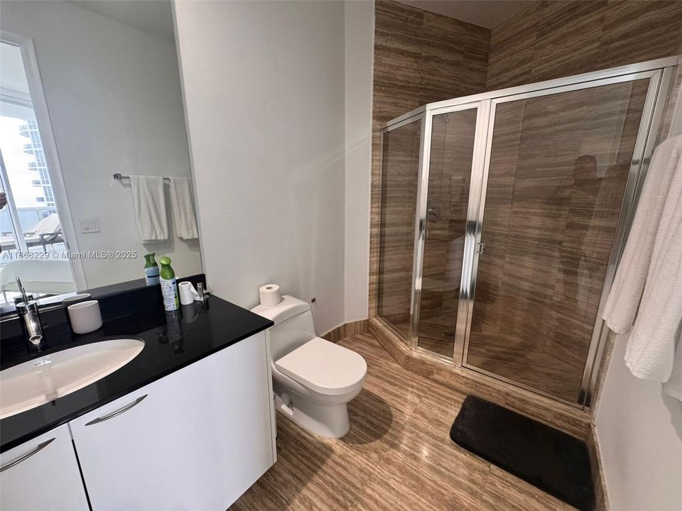 合同活跃: $8,500 (2 贝兹, 3 浴室, 1962 平方英尺)