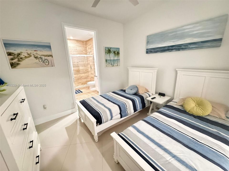 合同活跃: $8,500 (2 贝兹, 3 浴室, 1962 平方英尺)