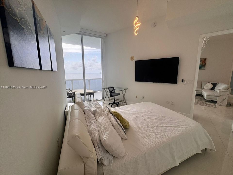 合同活跃: $8,500 (2 贝兹, 3 浴室, 1962 平方英尺)