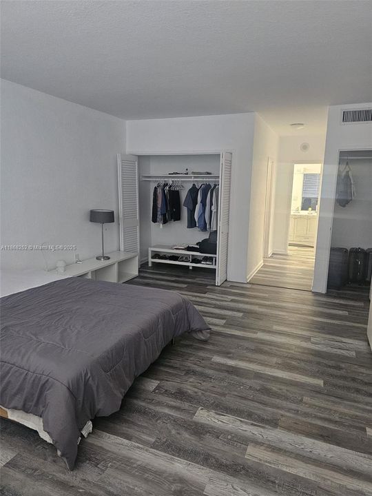 For Sale: $530,000 (1 beds, 2 baths, 1295 Square Feet)