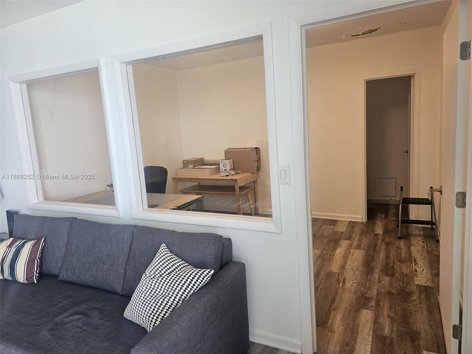 For Sale: $530,000 (1 beds, 2 baths, 1295 Square Feet)