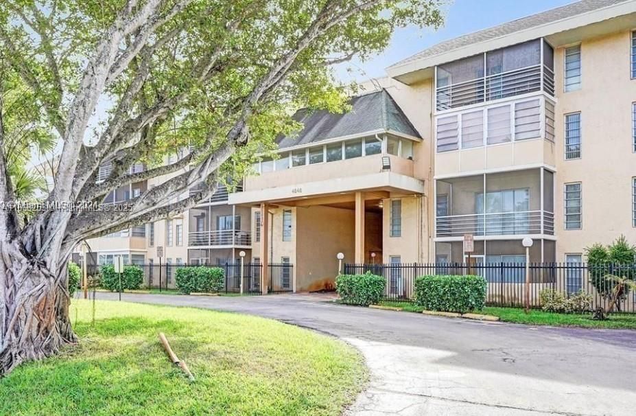 Active With Contract: $109,000 (1 beds, 1 baths, 850 Square Feet)