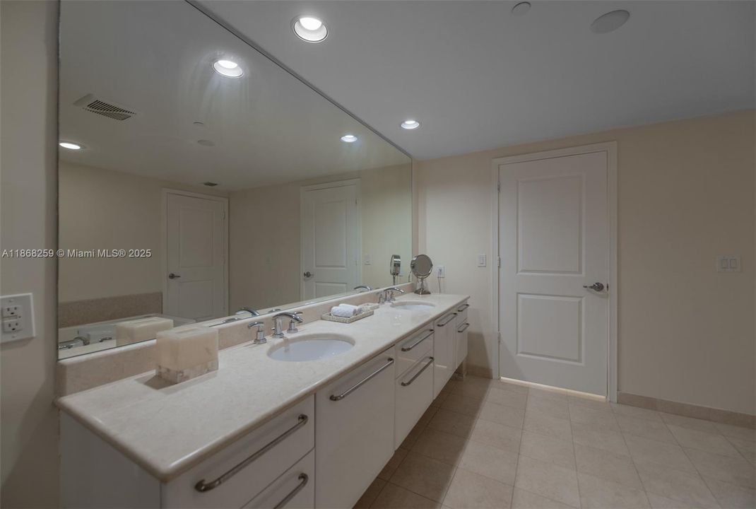 For Sale: $1,139,000 (2 beds, 2 baths, 1733 Square Feet)