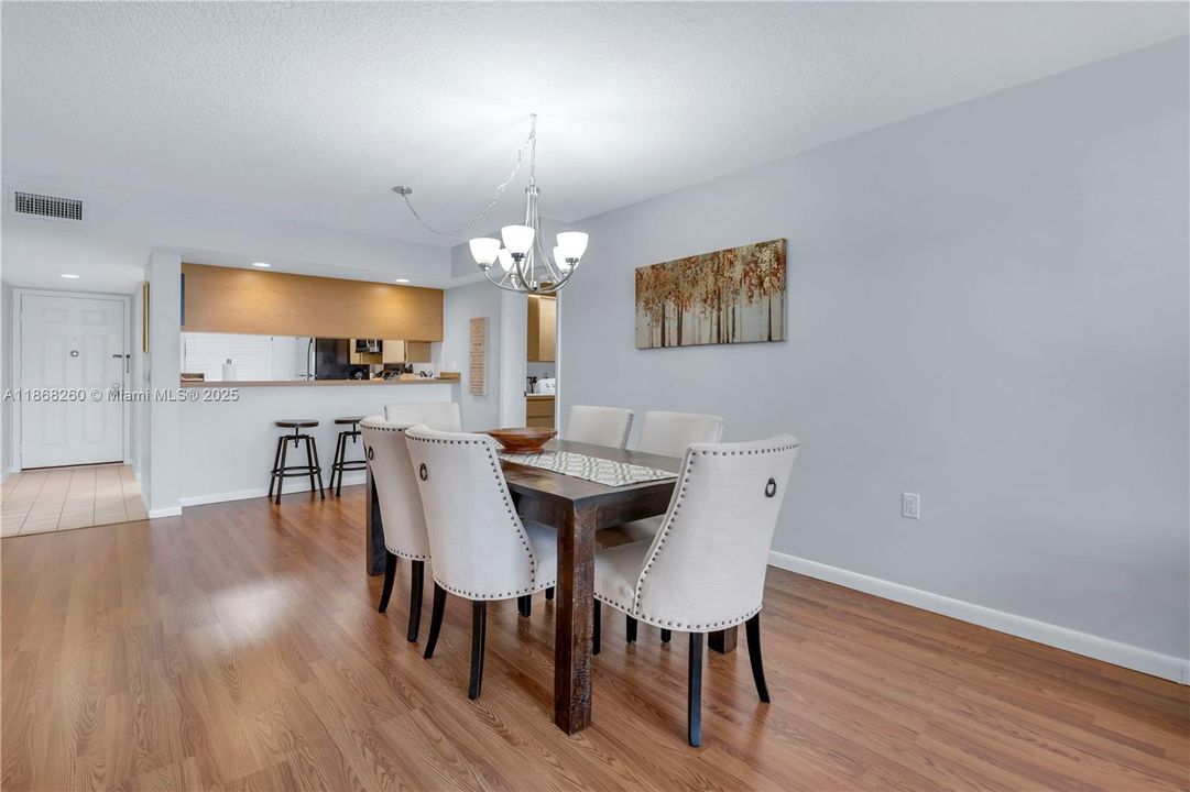 Activo con contrato: $230,000 (2 camas, 2 baños, 1442 Pies cuadrados)