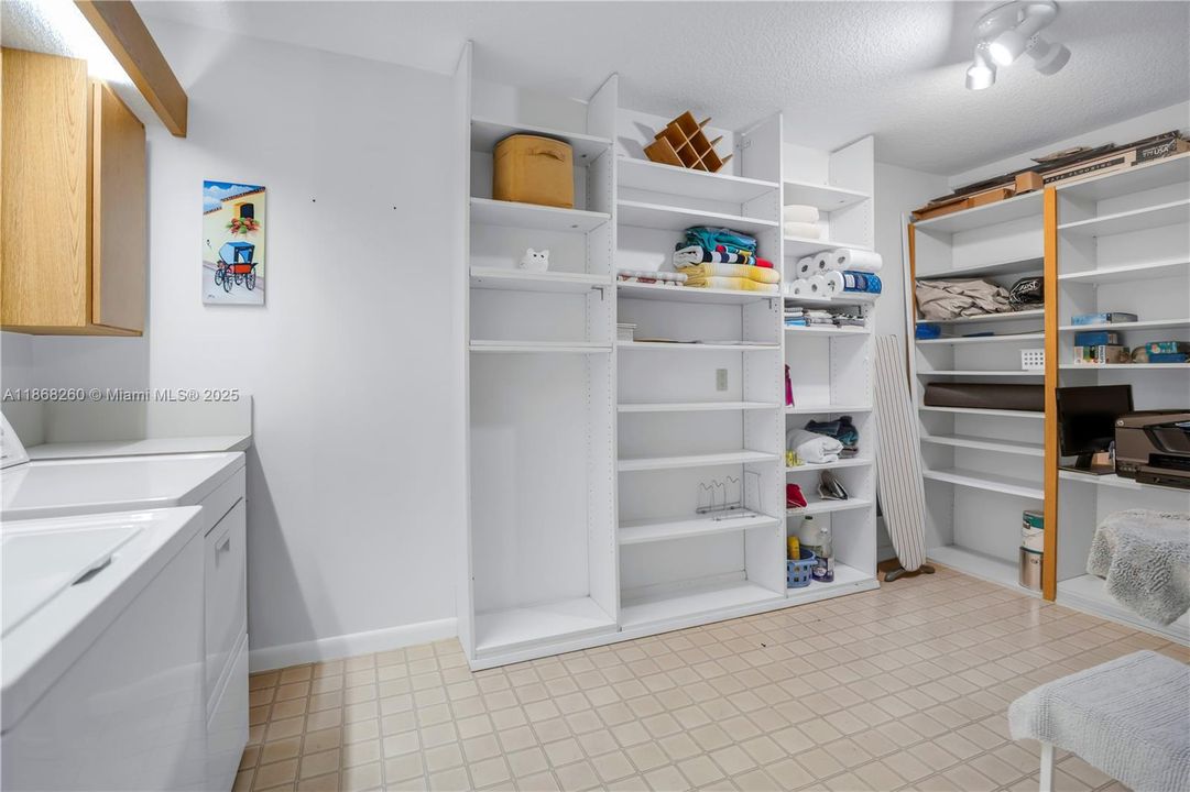 Activo con contrato: $230,000 (2 camas, 2 baños, 1442 Pies cuadrados)