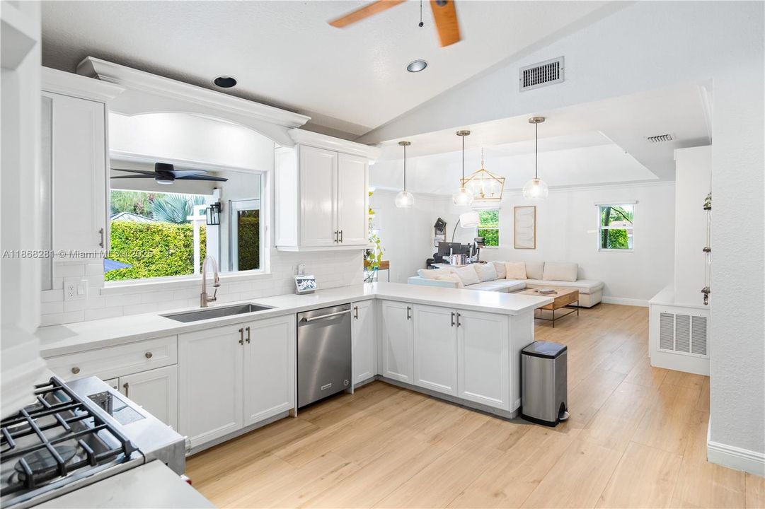 En Renta: $8,750 (4 camas, 3 baños, 2813 Pies cuadrados)