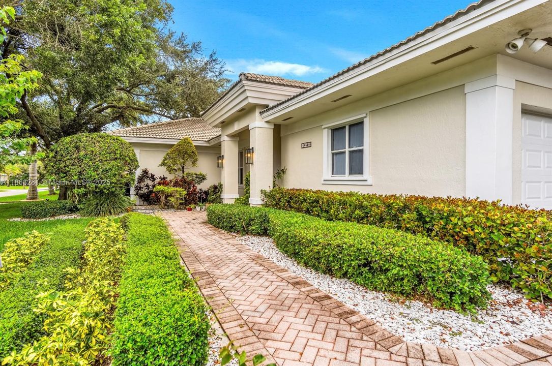 En Renta: $8,750 (4 camas, 3 baños, 2813 Pies cuadrados)