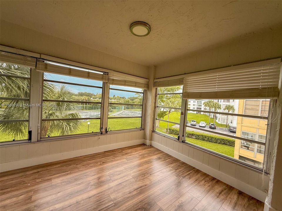 Recently Rented: $2,195 (2 beds, 2 baths, 979 Square Feet)