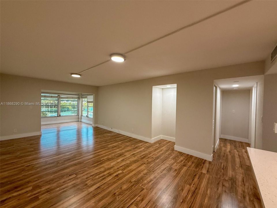 Recently Rented: $2,195 (2 beds, 2 baths, 979 Square Feet)