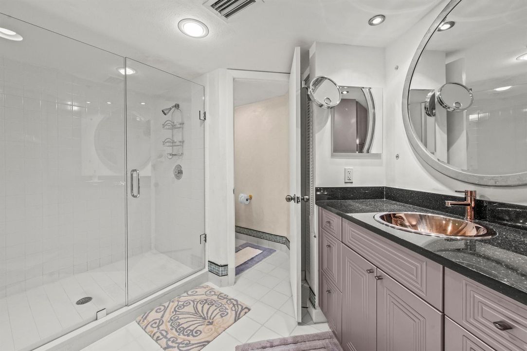 24 Bathroom 02
