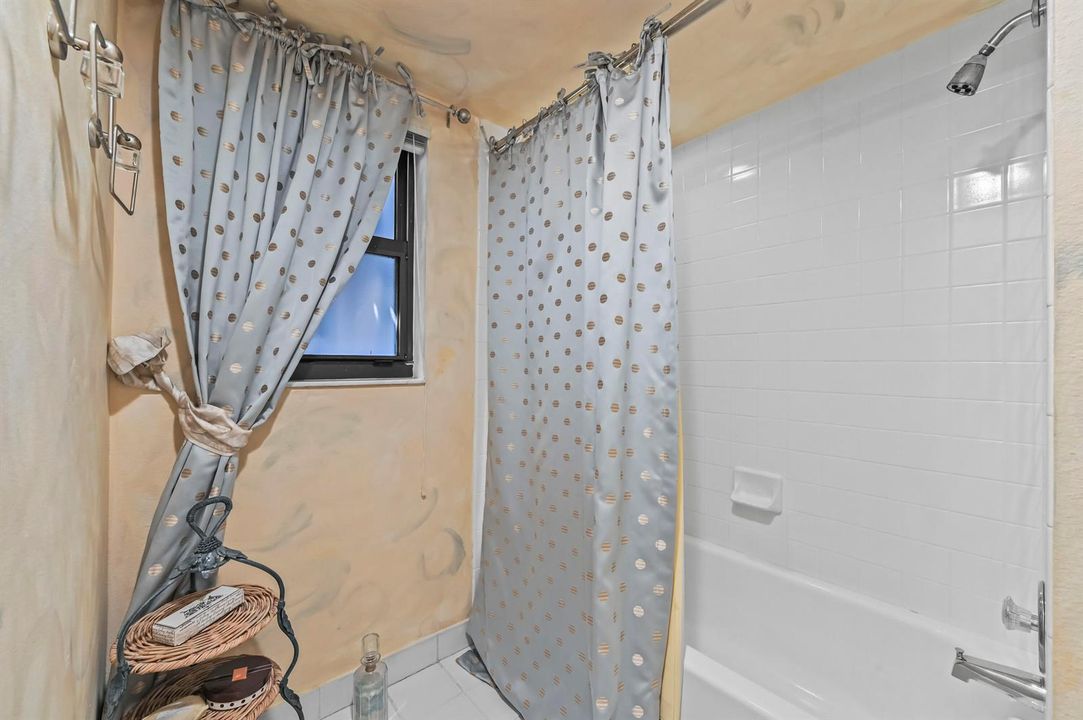 11 Bathroom 02