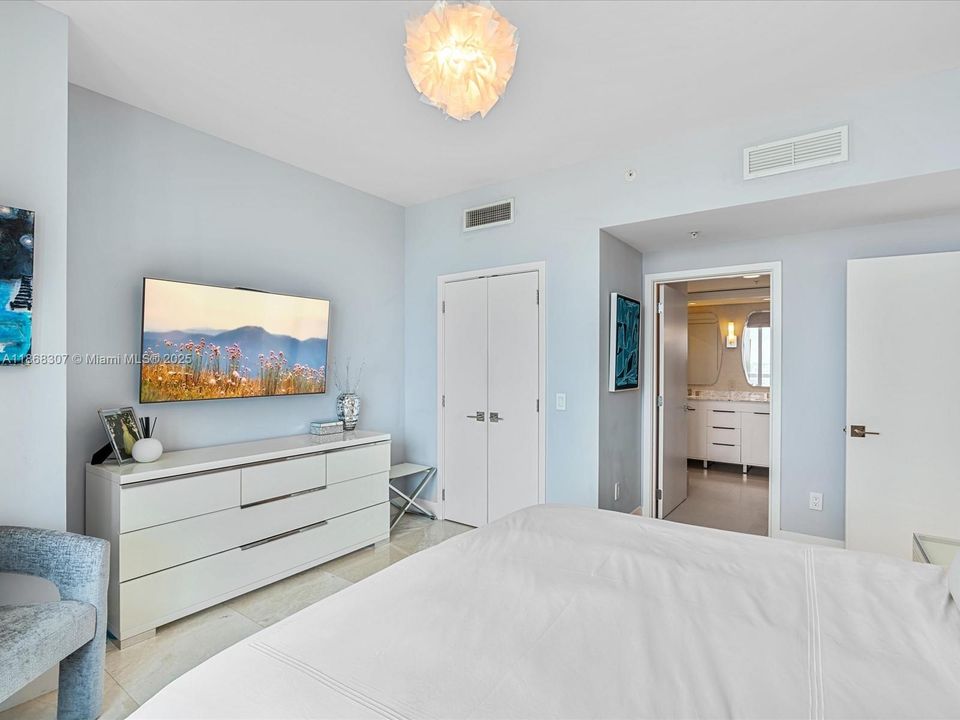 For Sale: $1,125,000 (2 beds, 2 baths, 1280 Square Feet)