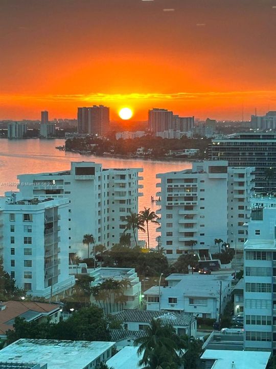 For Sale: $1,125,000 (2 beds, 2 baths, 1280 Square Feet)