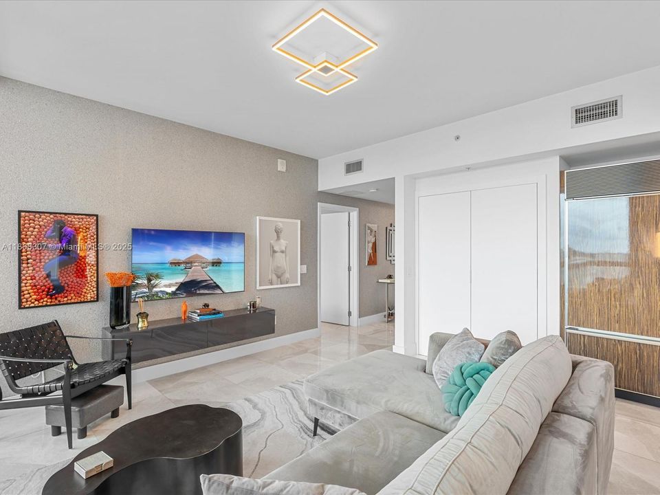 For Sale: $1,125,000 (2 beds, 2 baths, 1280 Square Feet)