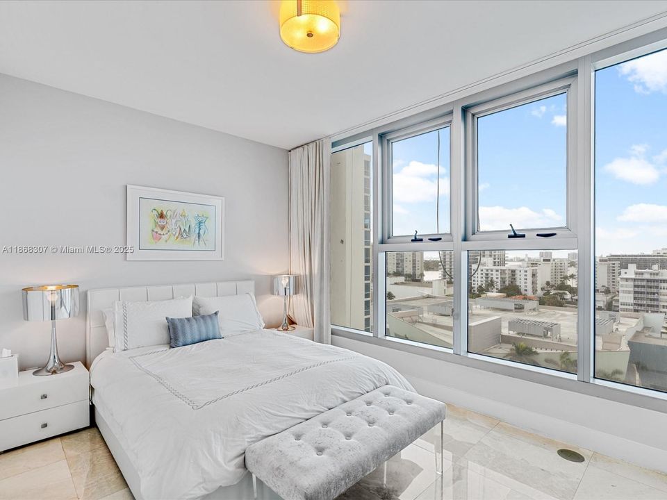 For Sale: $1,125,000 (2 beds, 2 baths, 1280 Square Feet)