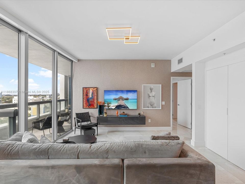 For Sale: $1,125,000 (2 beds, 2 baths, 1280 Square Feet)