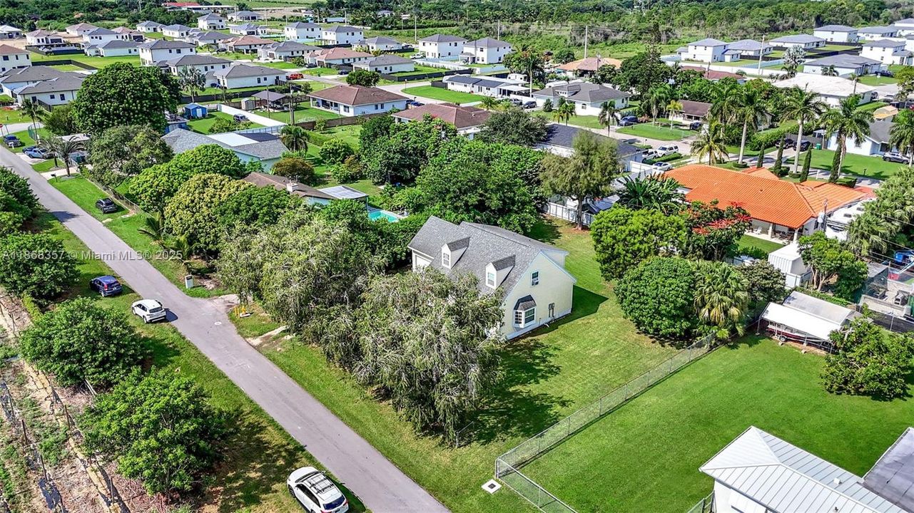 Под контрактом: $585,000 (4 спален, 3 ванн, 1758 Квадратных фут)