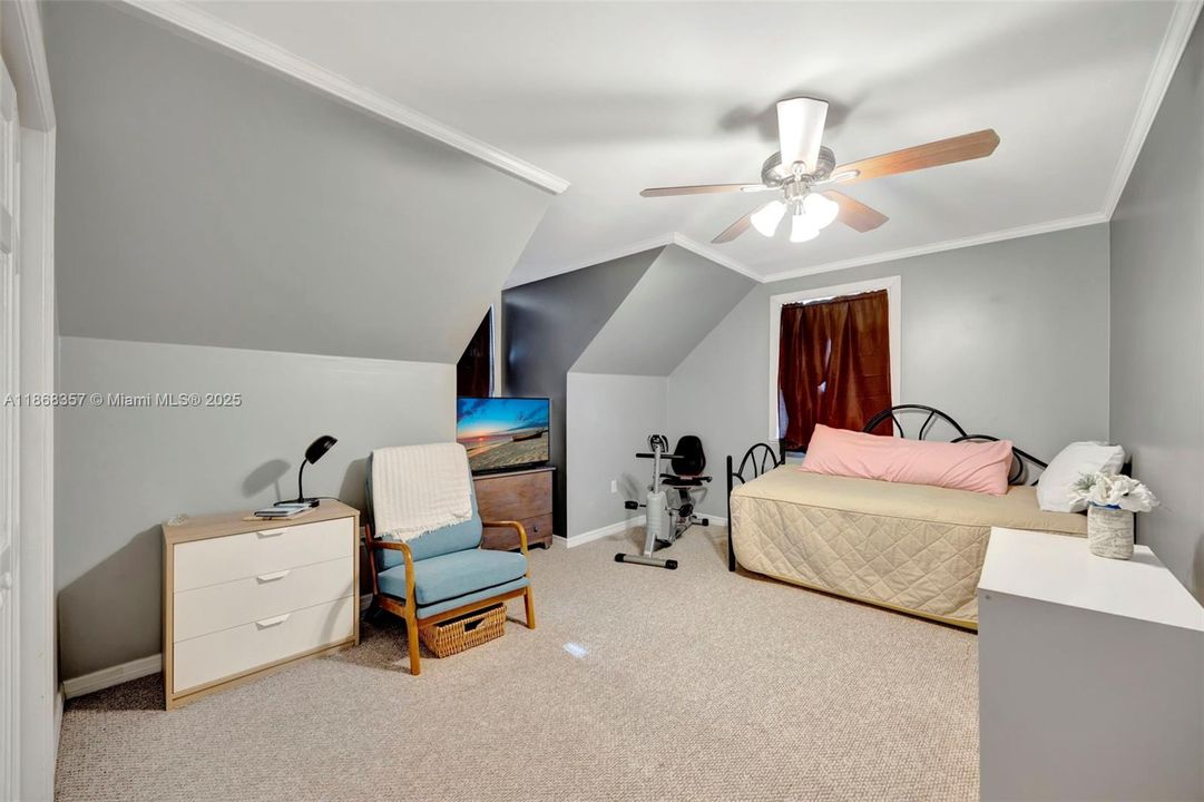 Под контрактом: $585,000 (4 спален, 3 ванн, 1758 Квадратных фут)