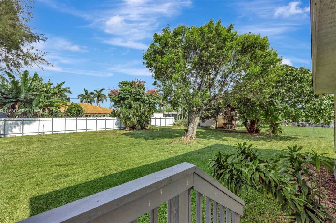 Под контрактом: $585,000 (4 спален, 3 ванн, 1758 Квадратных фут)