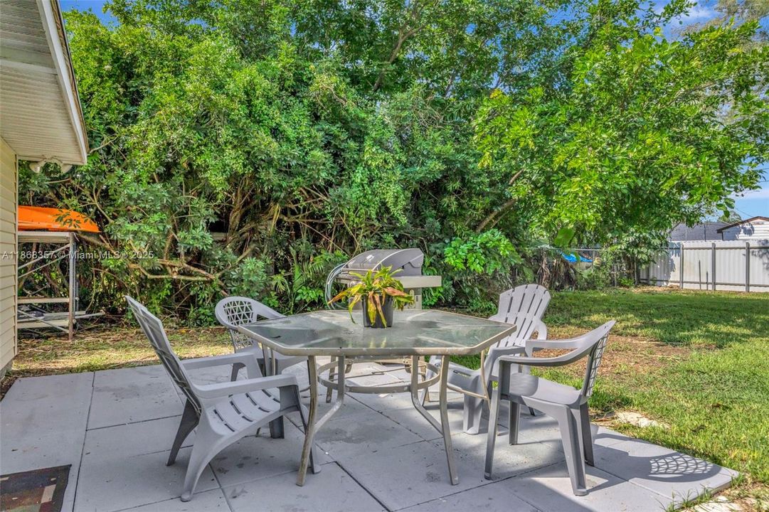 Под контрактом: $585,000 (4 спален, 3 ванн, 1758 Квадратных фут)