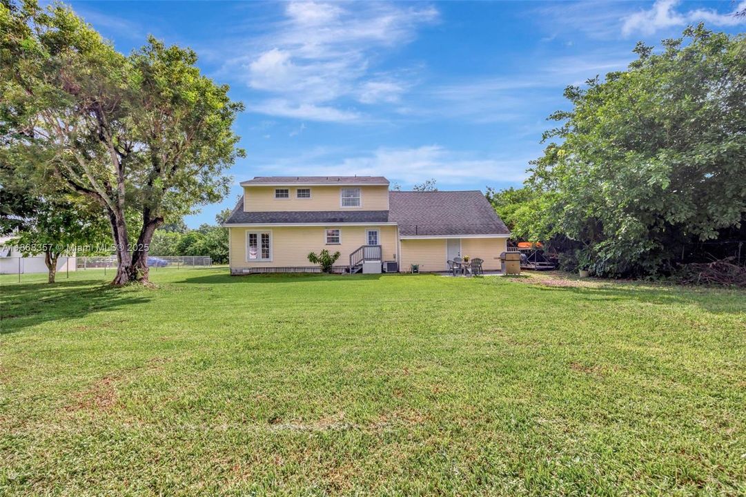 Под контрактом: $585,000 (4 спален, 3 ванн, 1758 Квадратных фут)