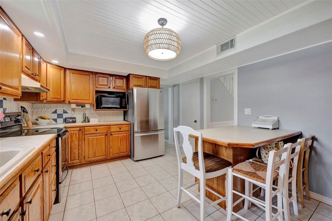 Под контрактом: $585,000 (4 спален, 3 ванн, 1758 Квадратных фут)