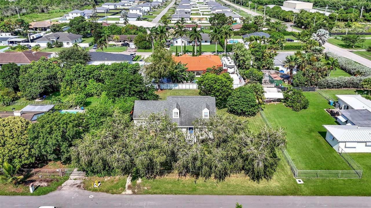 Под контрактом: $585,000 (4 спален, 3 ванн, 1758 Квадратных фут)