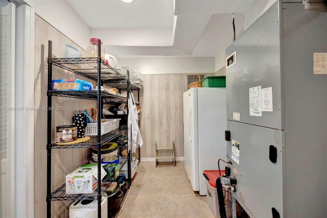 Под контрактом: $585,000 (4 спален, 3 ванн, 1758 Квадратных фут)