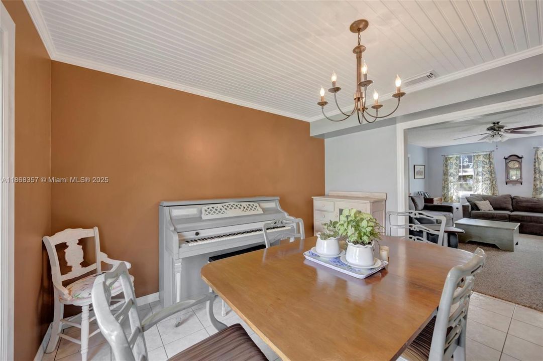 Под контрактом: $585,000 (4 спален, 3 ванн, 1758 Квадратных фут)