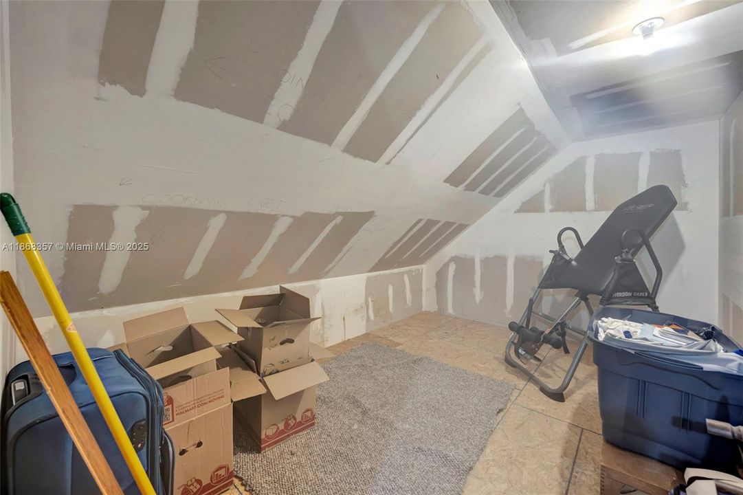 Под контрактом: $585,000 (4 спален, 3 ванн, 1758 Квадратных фут)