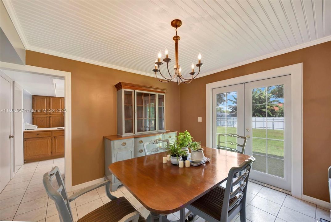 Под контрактом: $585,000 (4 спален, 3 ванн, 1758 Квадратных фут)