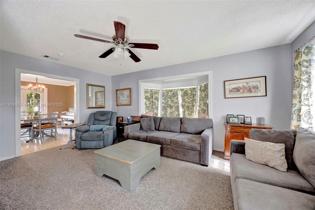 Под контрактом: $585,000 (4 спален, 3 ванн, 1758 Квадратных фут)