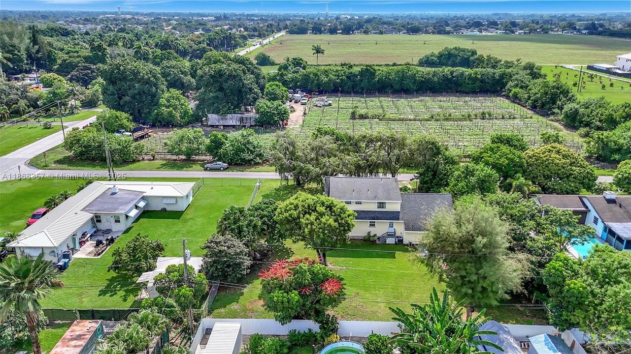 Под контрактом: $585,000 (4 спален, 3 ванн, 1758 Квадратных фут)