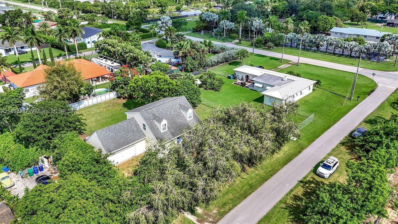 Под контрактом: $585,000 (4 спален, 3 ванн, 1758 Квадратных фут)