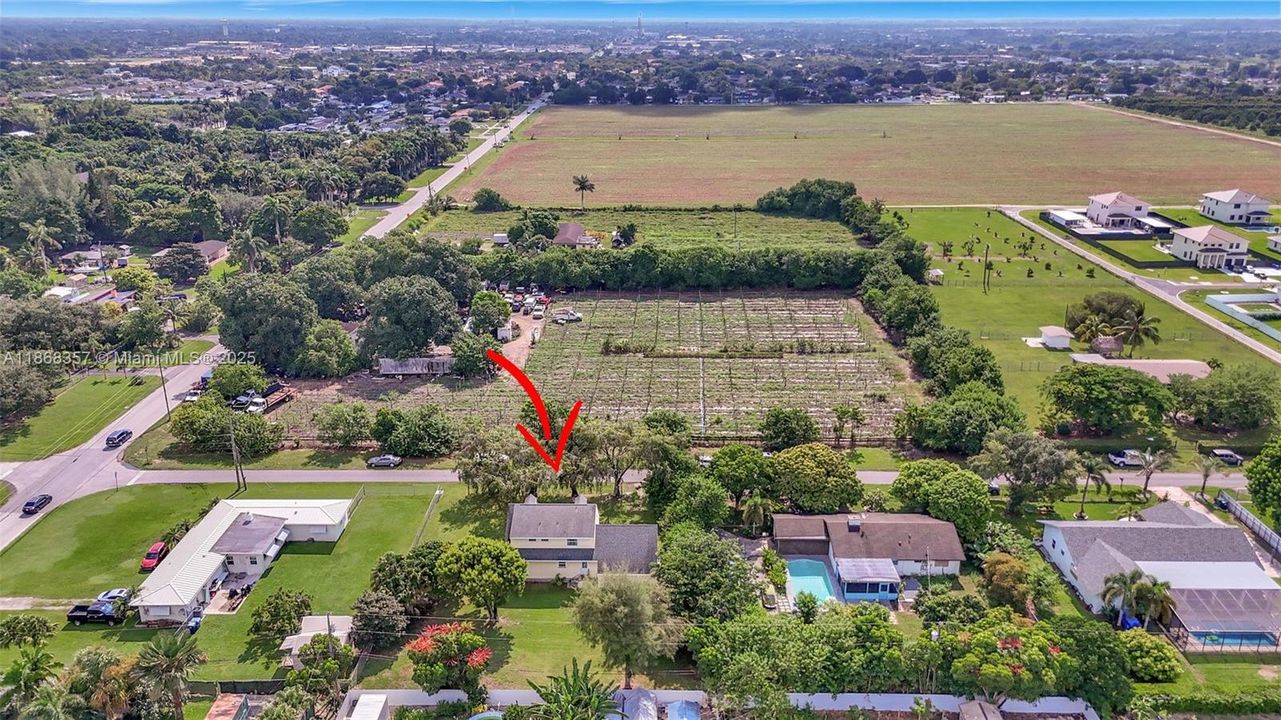 Под контрактом: $585,000 (4 спален, 3 ванн, 1758 Квадратных фут)