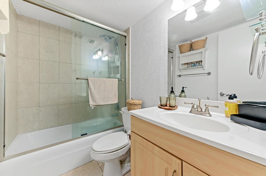 19 Bathroom 01