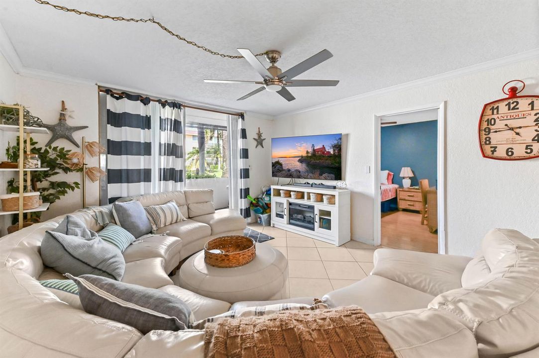 14 Living Room 02