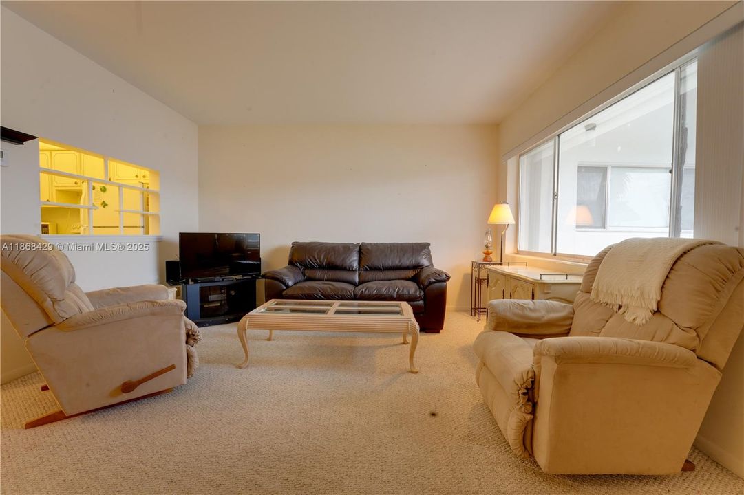 Active With Contract: $59,900 (1 beds, 1 baths, 612 Square Feet)