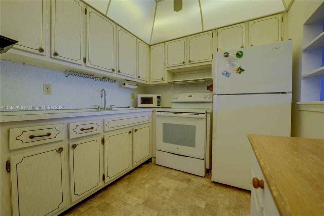 Active With Contract: $59,900 (1 beds, 1 baths, 612 Square Feet)