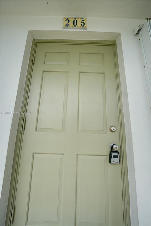 Active With Contract: $59,900 (1 beds, 1 baths, 612 Square Feet)