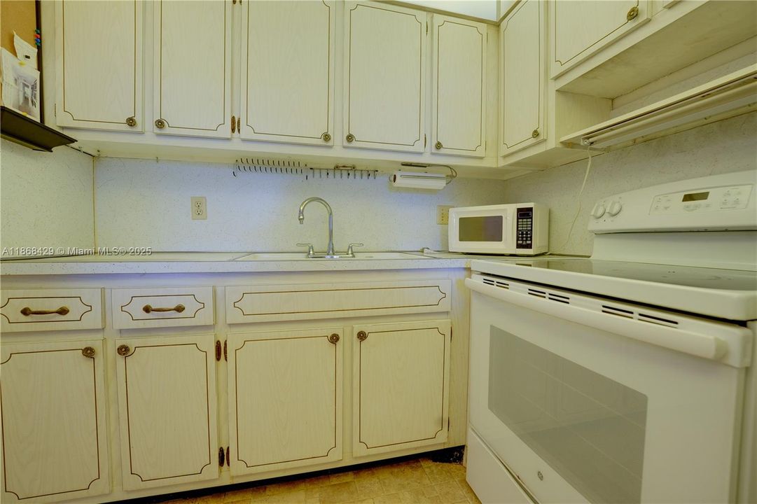 Active With Contract: $59,900 (1 beds, 1 baths, 612 Square Feet)