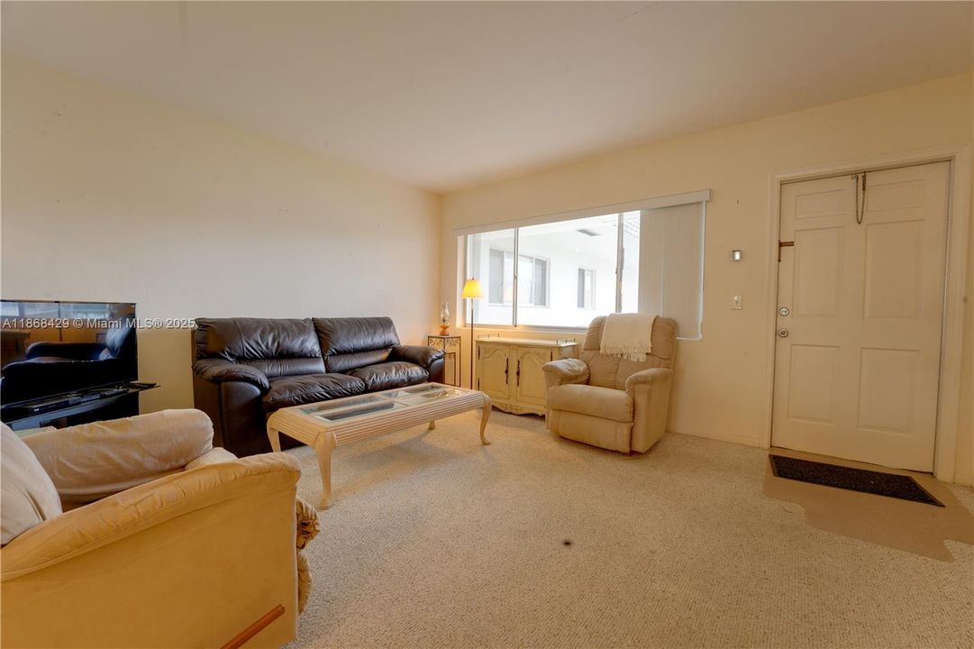 Active With Contract: $59,900 (1 beds, 1 baths, 612 Square Feet)